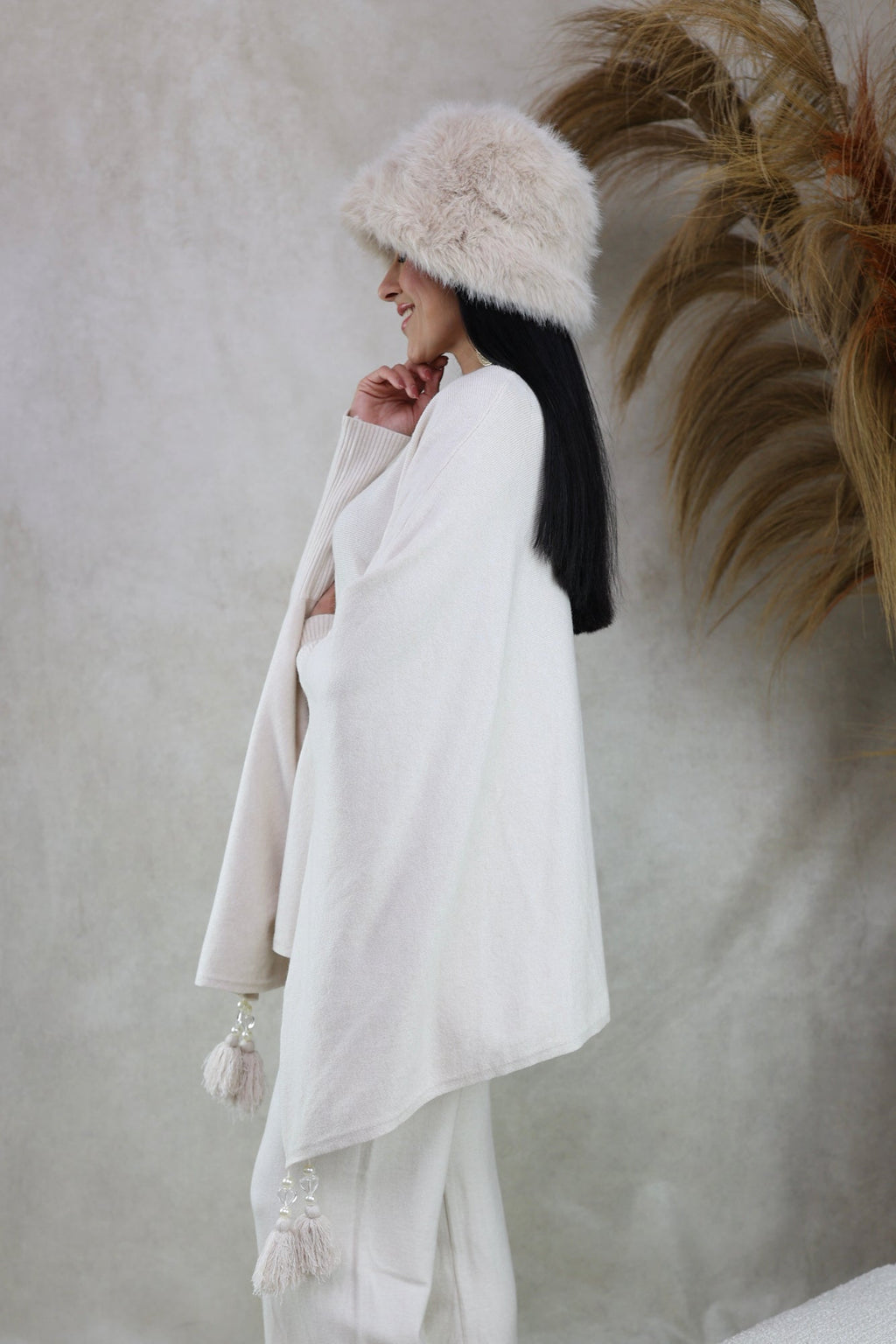 Scarlett - Poncho à pompons en tricot doux