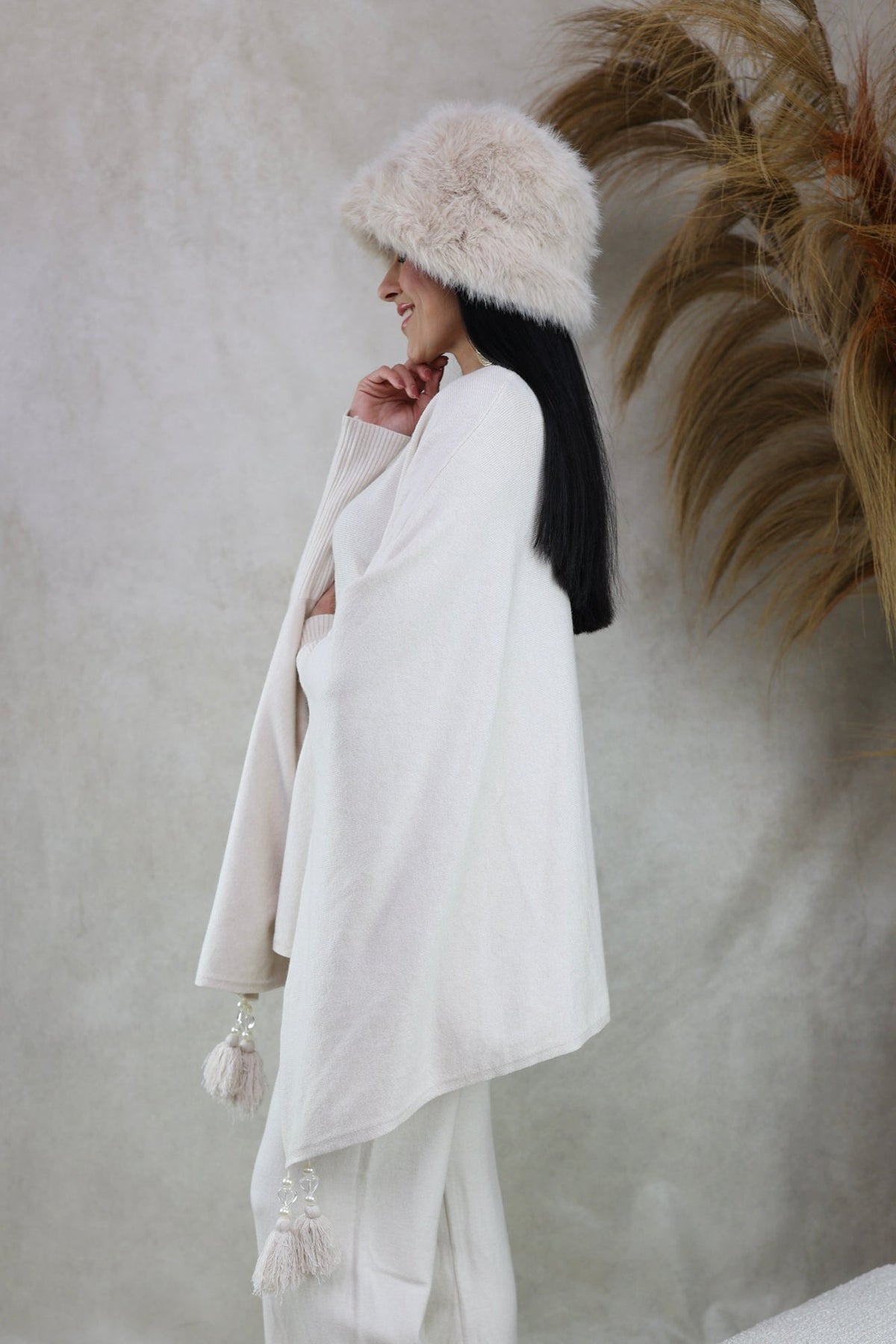 Scarlett - Poncho à pompons en tricot doux