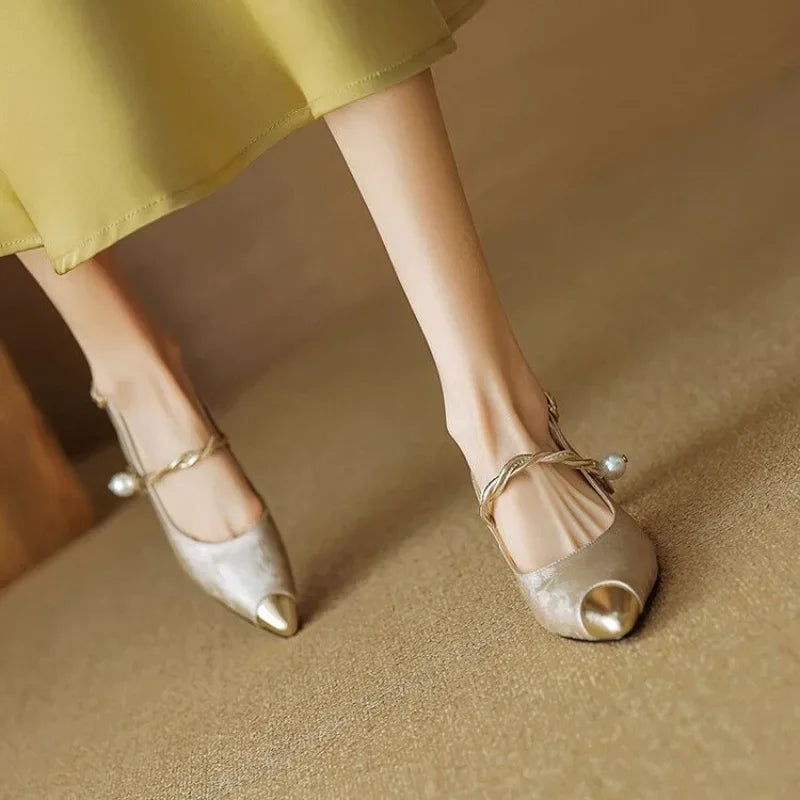 Fleur - Escarpins à talons chaton et brides perlées à bout pointu