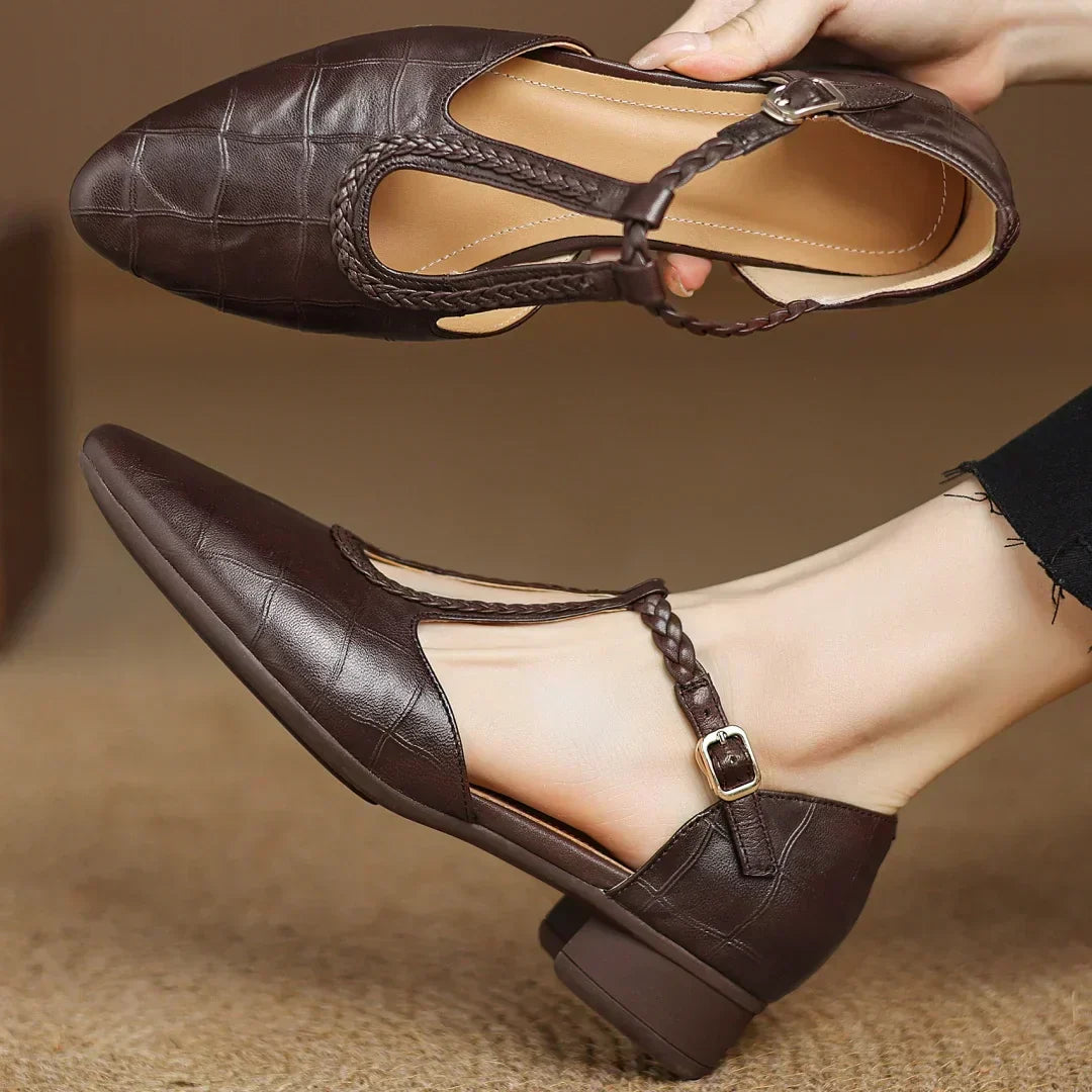Margot - Chaussures plates Mary Jane à bride en T en cuir, bout pointu