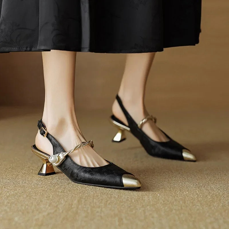 Fleur - Escarpins à talons chaton et brides perlées à bout pointu