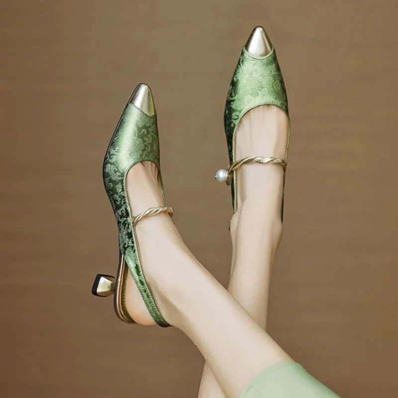 Fleur - Escarpins à talons chaton et brides perlées à bout pointu
