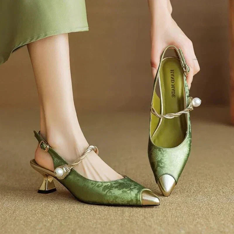 Fleur - Escarpins à talons chaton et brides perlées à bout pointu